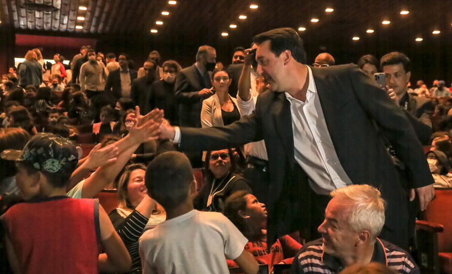 O programa Criança no Teatro foi lançado nesta quarta-feira (22) pelo governador Carlos Massa Ratinho Junior para uma plateia de cerca de 1,2 mil estudantes de escolas públicas de Curitiba e Região Metropolitana.