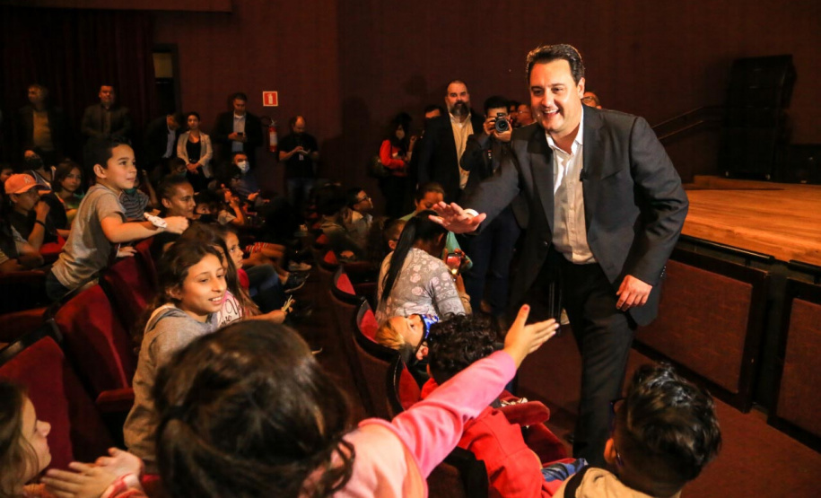 O programa Criança no Teatro foi lançado nesta quarta-feira (22) pelo governador Carlos Massa Ratinho Junior para uma plateia de cerca de 1,2 mil estudantes de escolas públicas de Curitiba e Região Metropolitana.