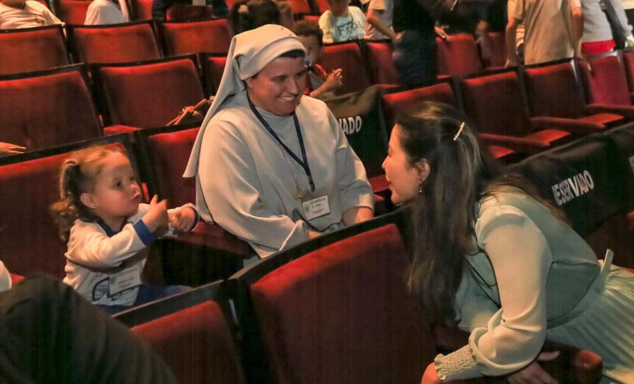 O programa Criança no Teatro foi lançado nesta quarta-feira (22) pelo governador Carlos Massa Ratinho Junior para uma plateia de cerca de 1,2 mil estudantes de escolas públicas de Curitiba e Região Metropolitana.