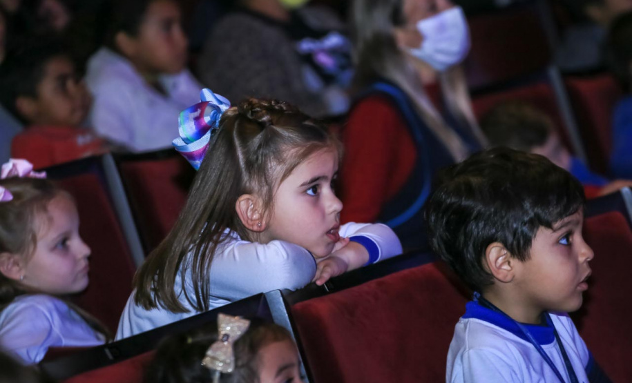 O programa Criança no Teatro foi lançado nesta quarta-feira (22) pelo governador Carlos Massa Ratinho Junior para uma plateia de cerca de 1,2 mil estudantes de escolas públicas de Curitiba e Região Metropolitana.