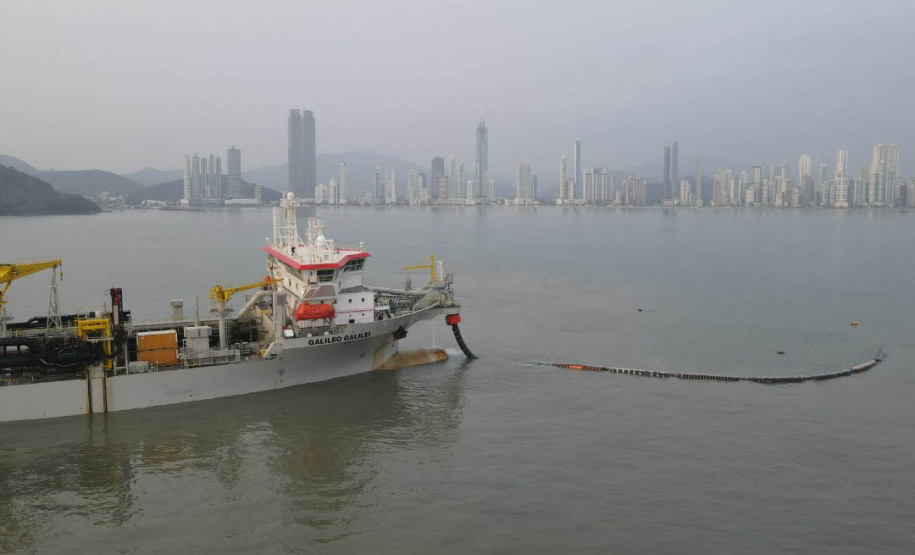 BRASIL – ATERRO HIDRÁULICO PARA ALARGAMENTO   DA PRAIA CENTRAL - BALNEÁRIO CAMBORIÚ/SC (CREDITO: JAN DE NUL DO BRASIL DRAGAGEM LTDA)