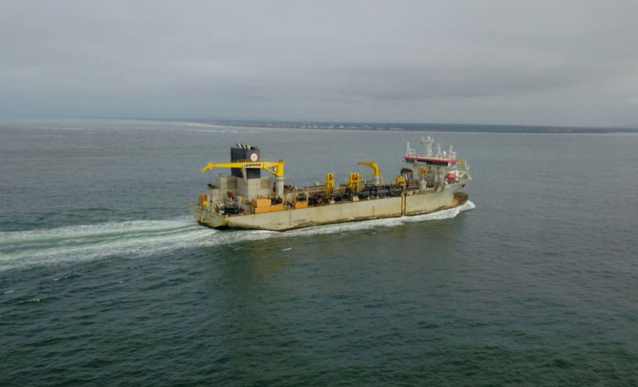 Orla de Matinhos: navio de 166 metros que fará a dragagem de areia já está no Paraná