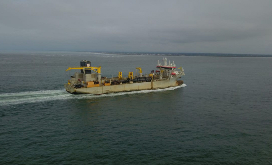 Orla de Matinhos: navio de 166 metros que fará a dragagem de areia já está no Paraná