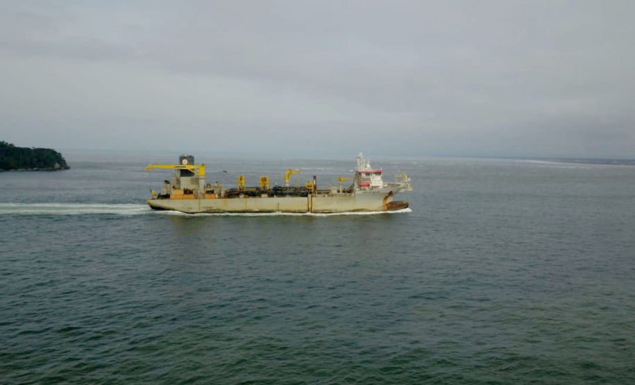 Orla de Matinhos: navio de 166 metros que fará a dragagem de areia já está no Paraná