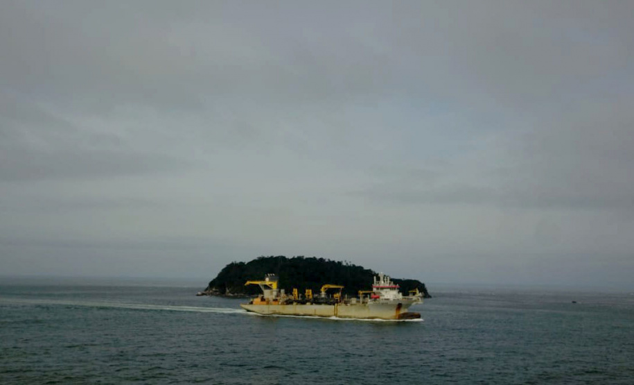 Orla de Matinhos: navio de 166 metros que fará a dragagem de areia já está no Paraná