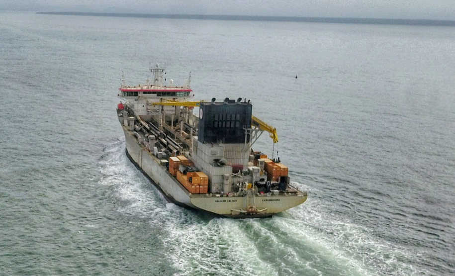 Orla de Matinhos: navio de 166 metros que fará a dragagem de areia já está no Paraná