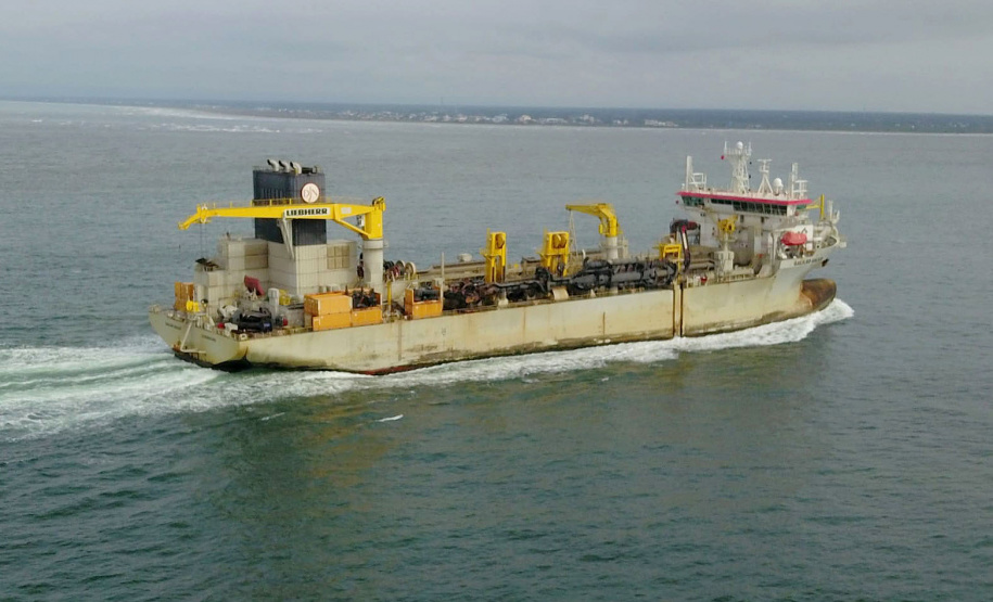 Orla de Matinhos: navio de 166 metros que fará a dragagem de areia já está no Paraná