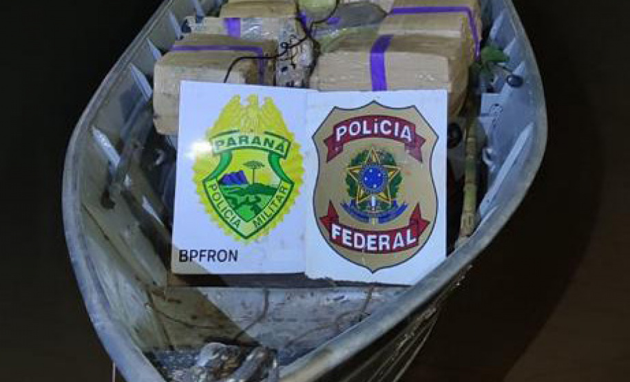 BPFron e Polícia Federal apreendem embarcação carregada com droga em Guaíra