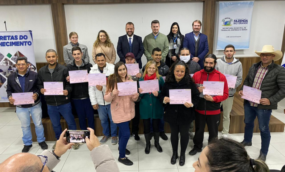 Turma da Carreta do Conhecimento de Automação Industrial se forma em Fazenda Rio Grande