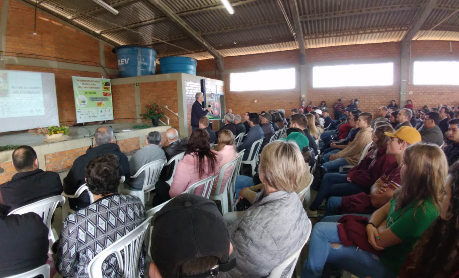Seminário sobre fruticultura reúne 500 produtores na Lapa