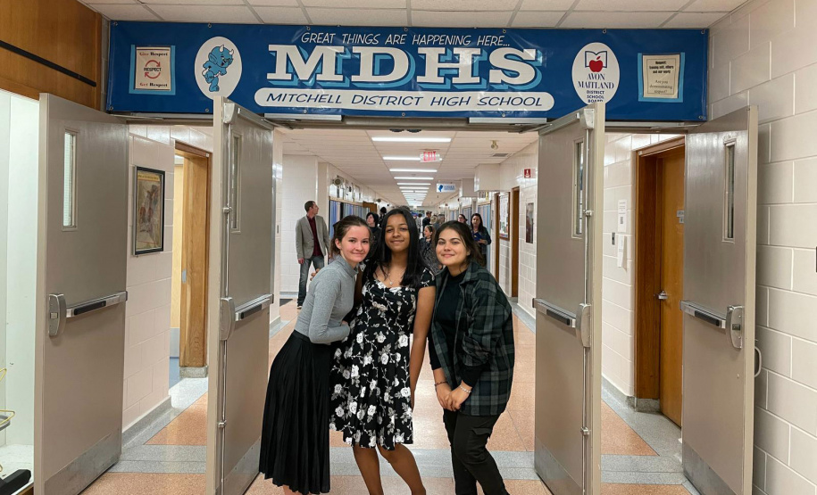 Alunos da 1ª edição do Ganhando o Mundo voltam do Canadá