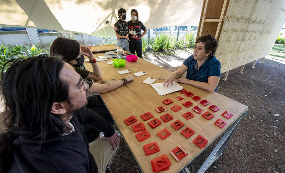 Artista Manoela Cavalinho ocupa Espaço Vitrine do Museu Paranaense