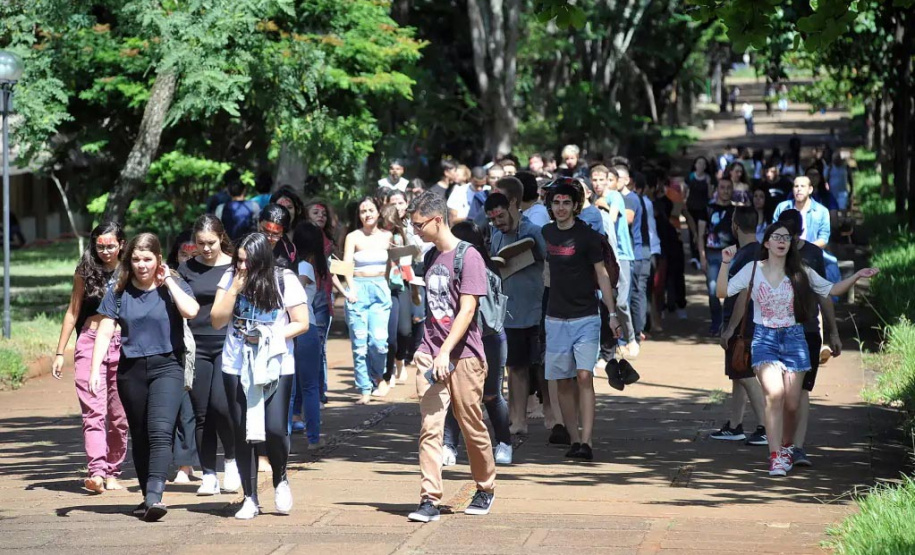 44 cursos de mestrado e doutorado da UEL abrem vagas para estudante especial