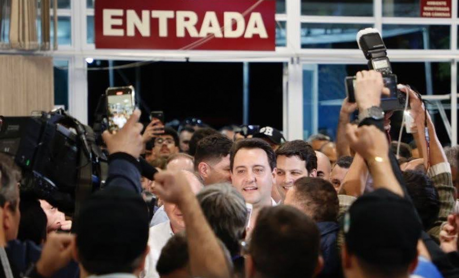 Ratinho Junior é reeleito com 69,6% dos votos e apoio de mais de 4 milhões de paranaenses