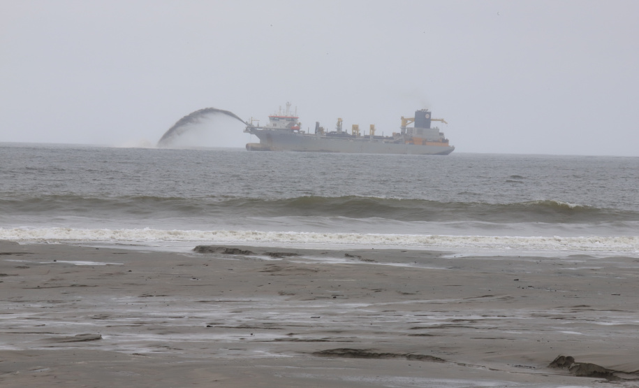 Litoral do Paraná conta com areia da praia renovada antes da data prevista