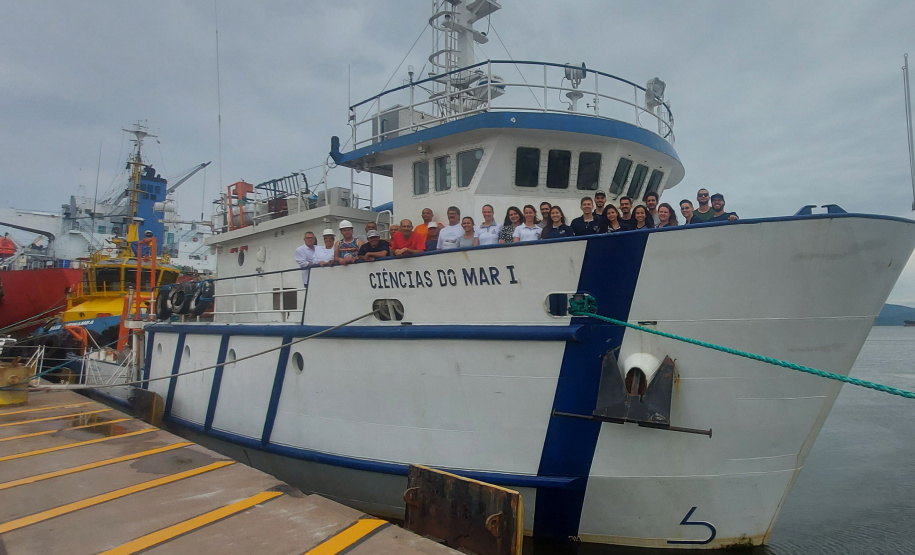 Alunos e professores da Unioeste embarcam no Porto de Paranaguá para atividades em mar