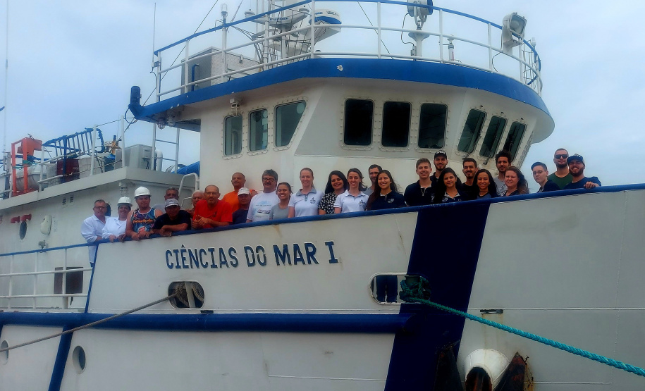 Alunos e professores da Unioeste embarcam no Porto de Paranaguá para atividades em mar