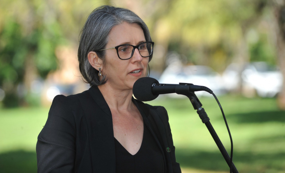 UEL comemora aniversário com plantio da 51ª peroba rosa