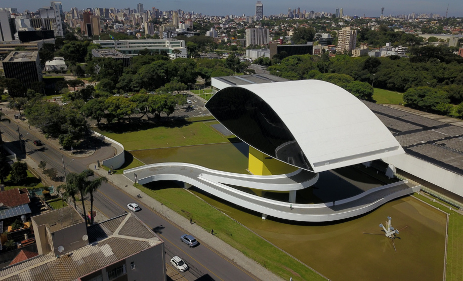 Museu Oscar Niemeyer tem programação especial em outubro para público com mais de 60 anos
