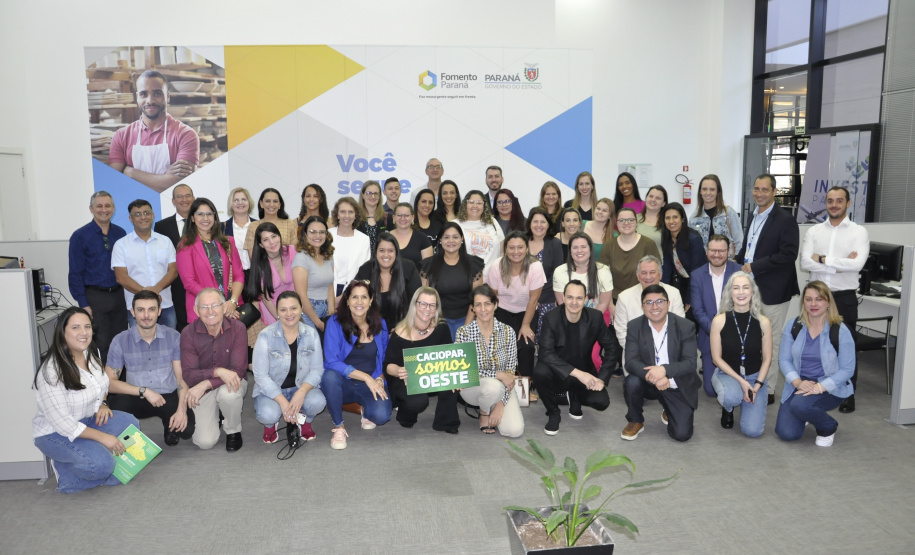 Fomento Paraná recebe missão técnica de associações comerciais do oeste do estado