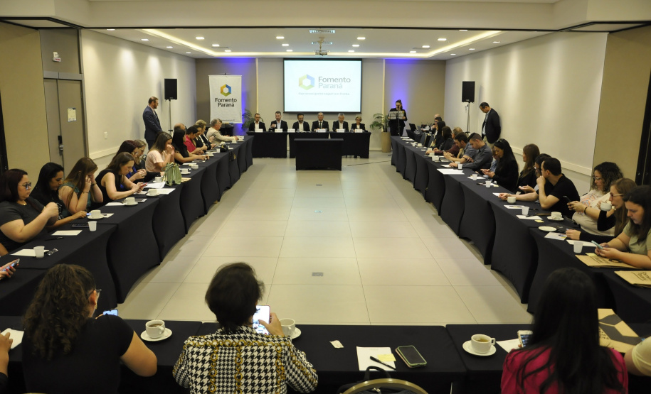 Fomento Paraná recebe missão técnica de associações comerciais do oeste do estado