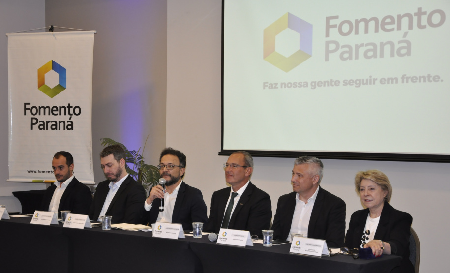 Fomento Paraná recebe missão técnica de associações comerciais do oeste do estado