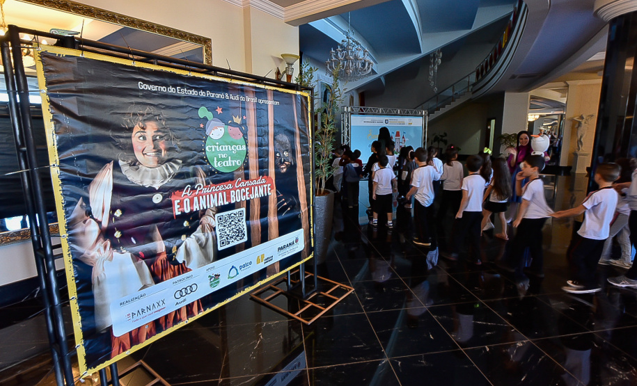 Primeira apresentação do projeto Crianças no Teatro encanta plateia em Francisco Beltrão