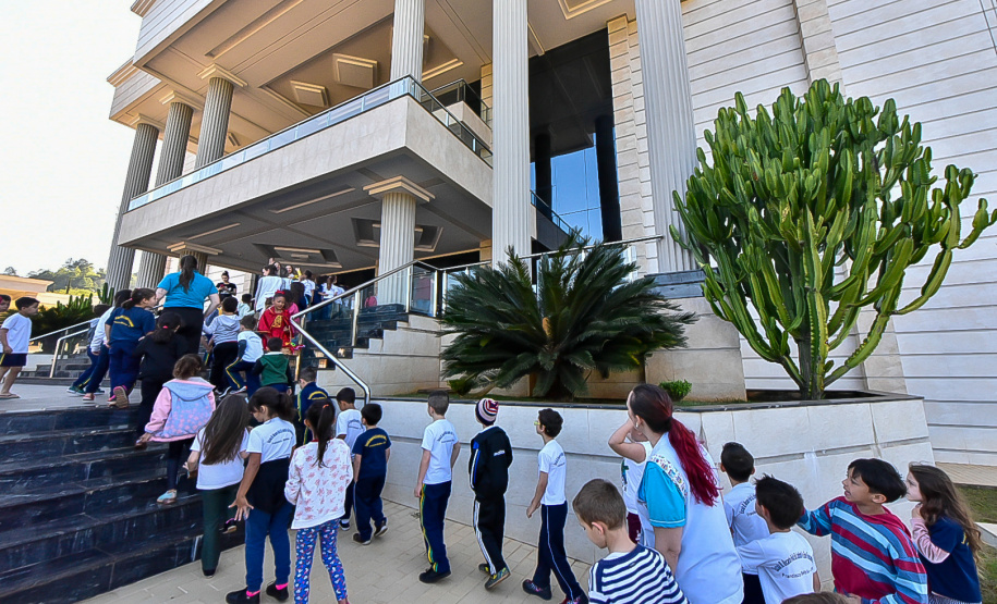 Primeira apresentação do projeto Crianças no Teatro encanta plateia em Francisco Beltrão
