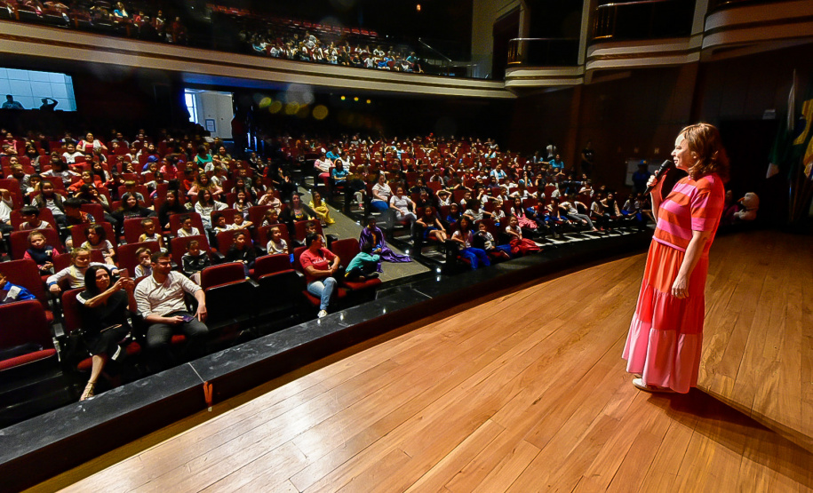 Primeira apresentação do projeto Crianças no Teatro encanta plateia em Francisco Beltrão