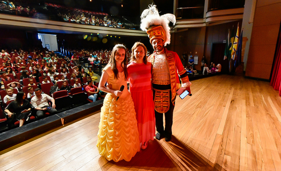 Primeira apresentação do projeto Crianças no Teatro encanta plateia em Francisco Beltrão