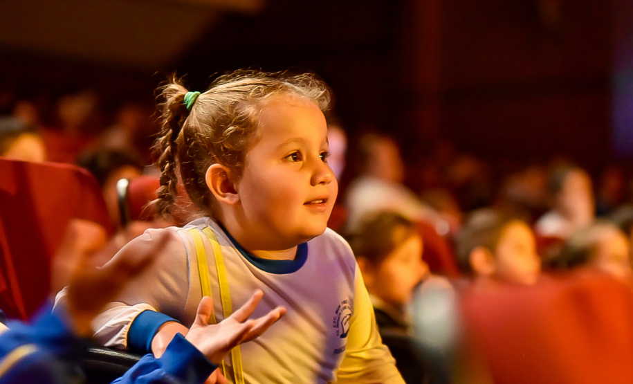 Primeira apresentação do projeto Crianças no Teatro encanta plateia em Francisco Beltrão