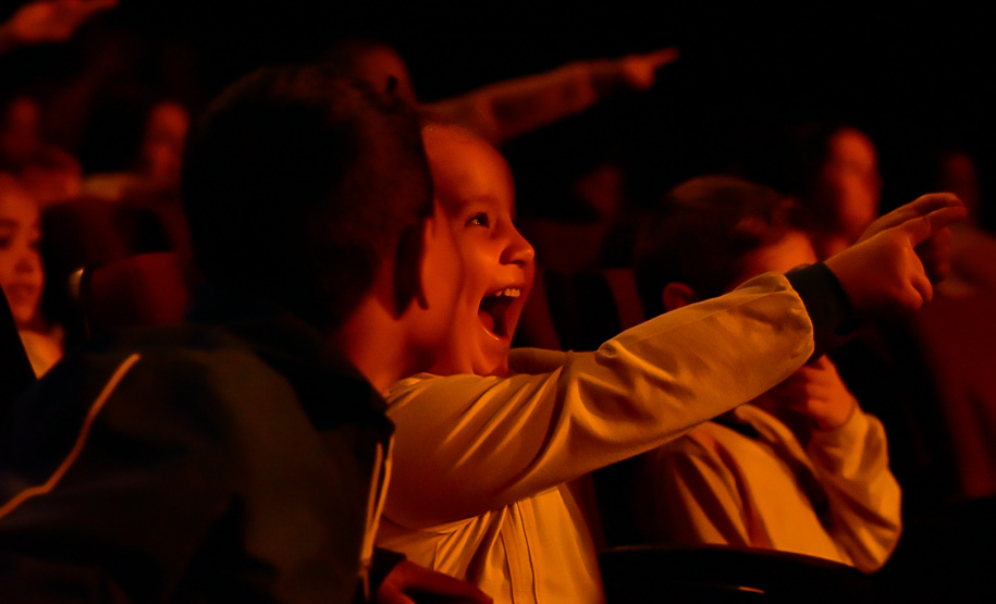 Primeira apresentação do projeto Crianças no Teatro encanta plateia em Francisco Beltrão