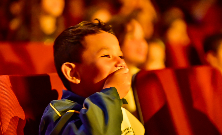 Primeira apresentação do projeto Crianças no Teatro encanta plateia em Francisco Beltrão