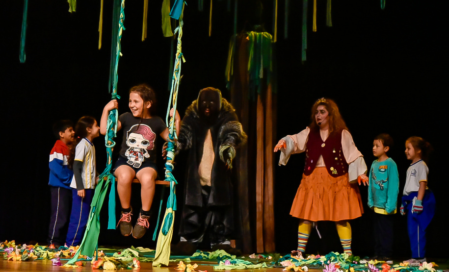 Primeira apresentação do projeto Crianças no Teatro encanta plateia em Francisco Beltrão