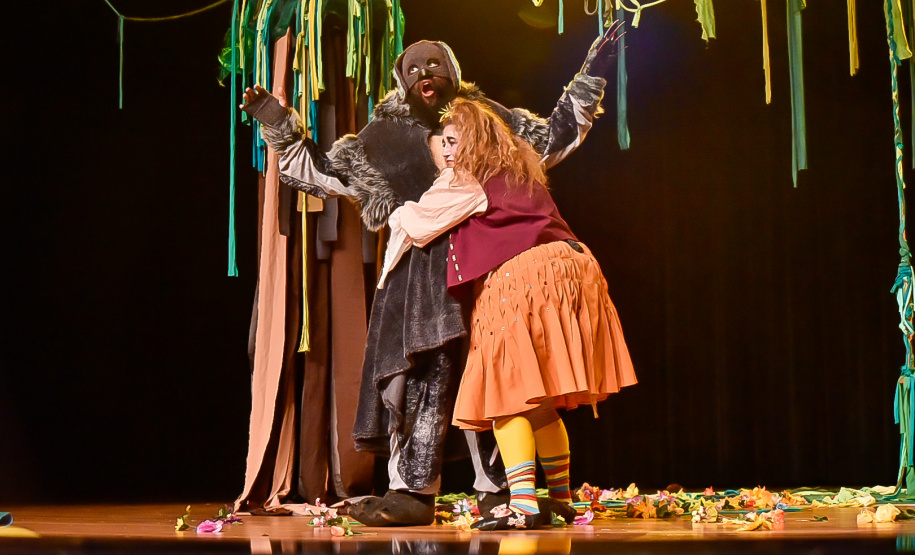 Primeira apresentação do projeto Crianças no Teatro encanta plateia em Francisco Beltrão