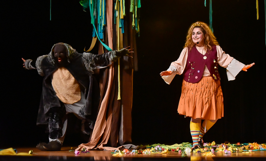 Primeira apresentação do projeto Crianças no Teatro encanta plateia em Francisco Beltrão