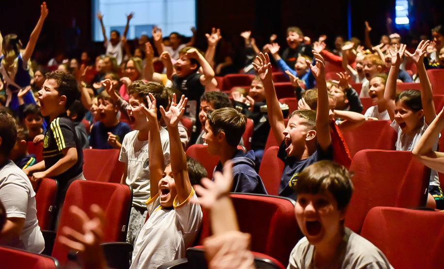 Primeira apresentação do projeto Crianças no Teatro encanta plateia em Francisco Beltrão