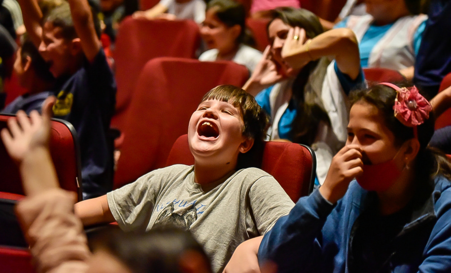 Primeira apresentação do projeto Crianças no Teatro encanta plateia em Francisco Beltrão