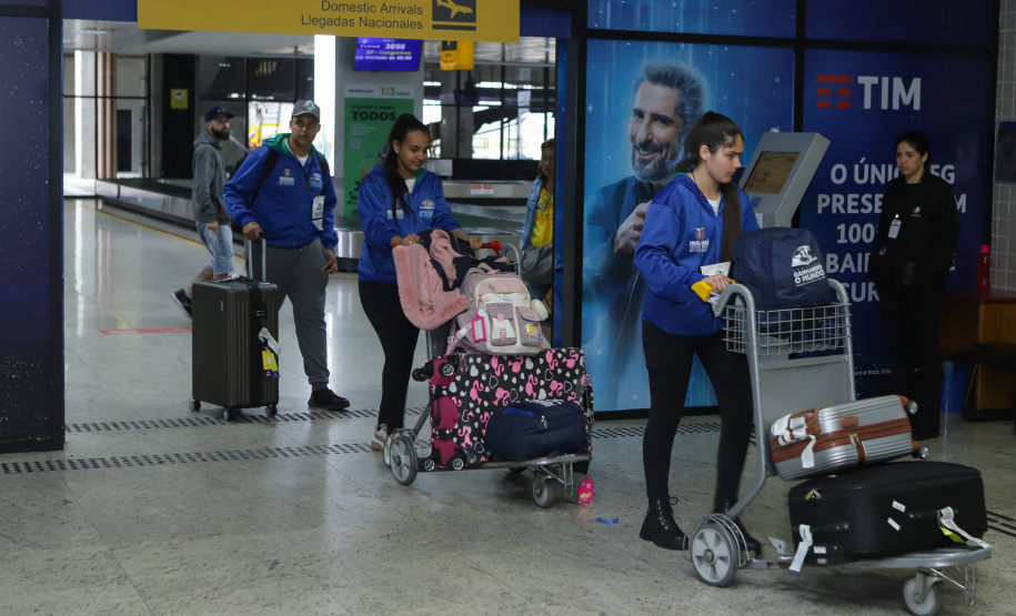 Estudantes participantes do programa Ganhando o Mundo, do Governo do Estado, chegam ao Aeroporto Afonso Pena após estudarem um semestre letivo na Nova Zelândia