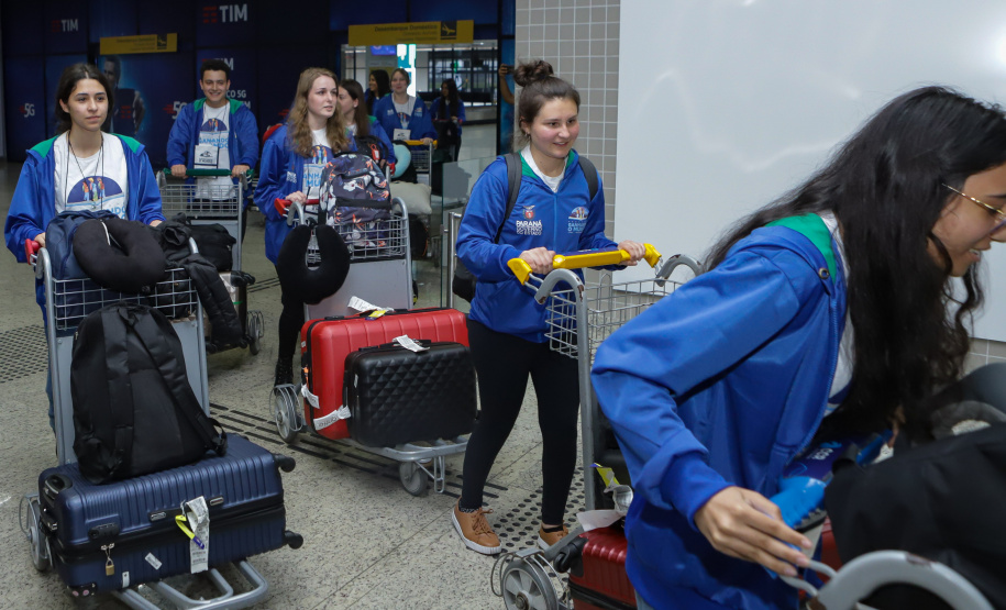 Estudantes participantes do programa Ganhando o Mundo, do Governo do Estado, chegam ao Aeroporto Afonso Pena após estudarem um semestre letivo na Nova Zelândia