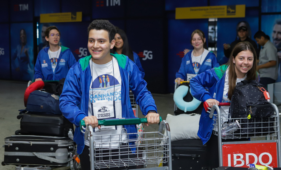 Estudantes participantes do programa Ganhando o Mundo, do Governo do Estado, chegam ao Aeroporto Afonso Pena após estudarem um semestre letivo na Nova Zelândia