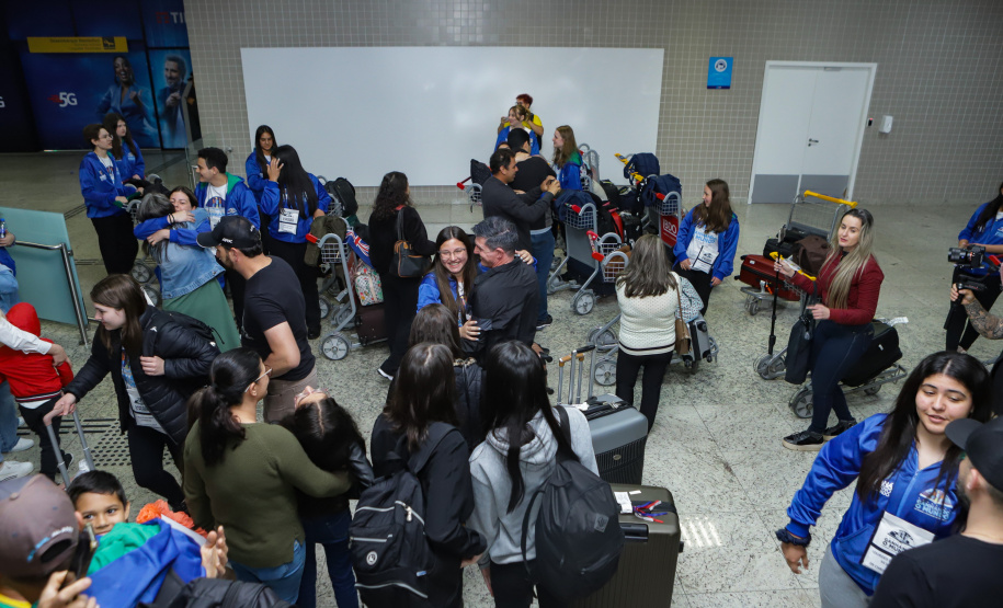 Estudantes participantes do programa Ganhando o Mundo, do Governo do Estado, chegam ao Aeroporto Afonso Pena após estudarem um semestre letivo na Nova Zelândia
