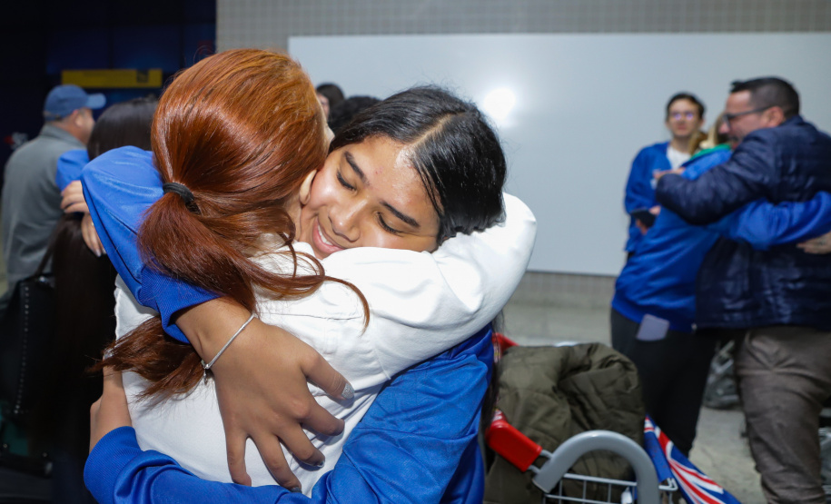 Estudantes participantes do programa Ganhando o Mundo, do Governo do Estado, chegam ao Aeroporto Afonso Pena após estudarem um semestre letivo na Nova Zelândia