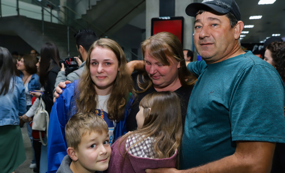 Estudantes participantes do programa Ganhando o Mundo, do Governo do Estado, chegam ao Aeroporto Afonso Pena após estudarem um semestre letivo na Nova Zelândia