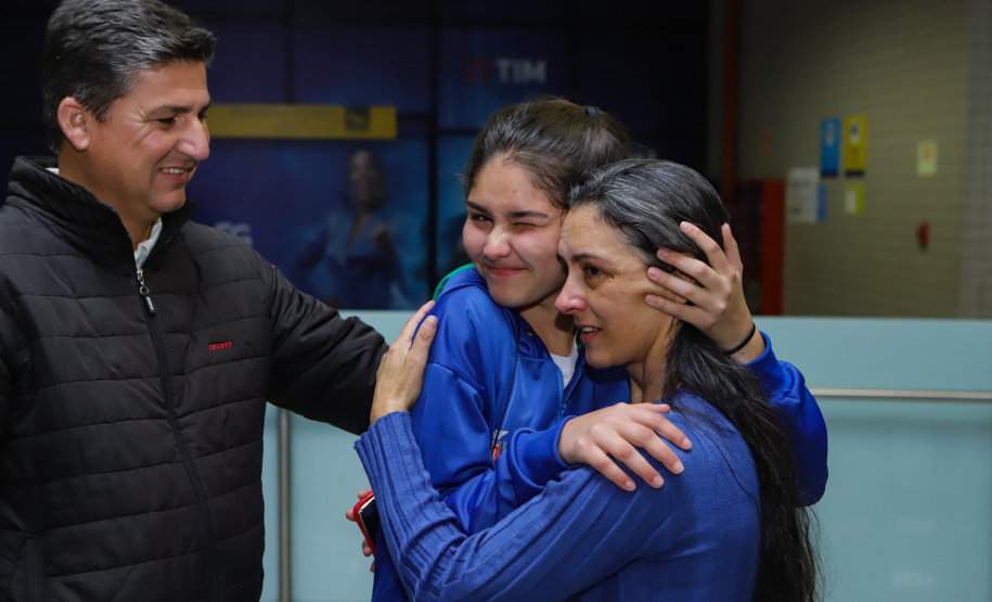 Estudantes participantes do programa Ganhando o Mundo, do Governo do Estado, chegam ao Aeroporto Afonso Pena após estudarem um semestre letivo na Nova Zelândia