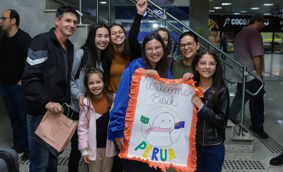 Estudantes participantes do programa Ganhando o Mundo, do Governo do Estado, chegam ao Aeroporto Afonso Pena após estudarem um semestre letivo na Nova Zelândia