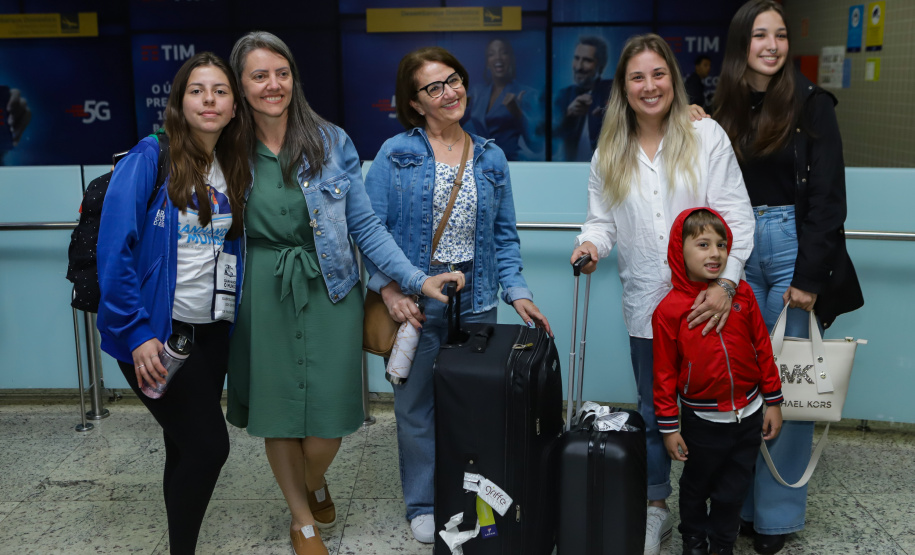 Estudantes participantes do programa Ganhando o Mundo, do Governo do Estado, chegam ao Aeroporto Afonso Pena após estudarem um semestre letivo na Nova Zelândia