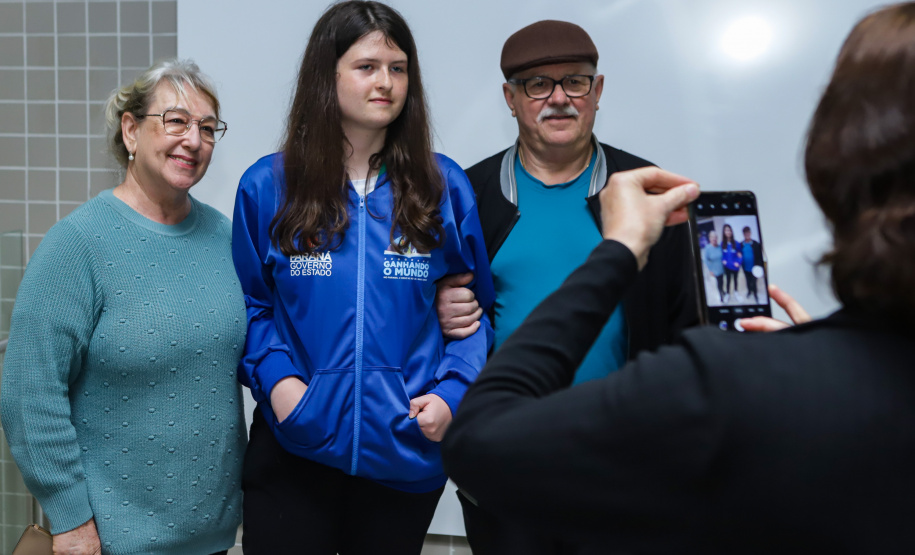 Estudantes participantes do programa Ganhando o Mundo, do Governo do Estado, chegam ao Aeroporto Afonso Pena após estudarem um semestre letivo na Nova Zelândia