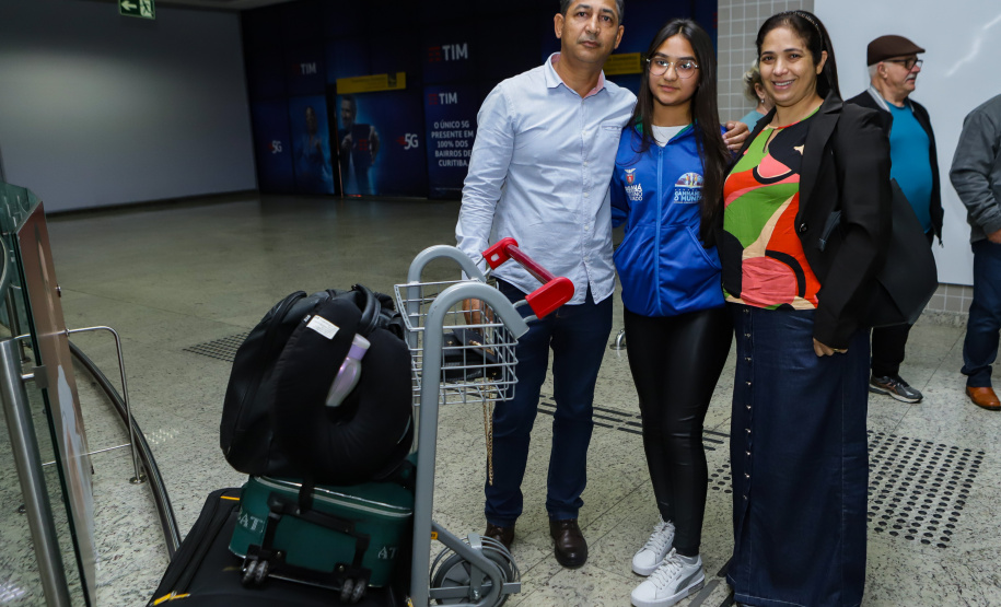 Estudantes participantes do programa Ganhando o Mundo, do Governo do Estado, chegam ao Aeroporto Afonso Pena após estudarem um semestre letivo na Nova Zelândia