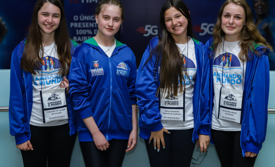 Estudantes participantes do programa Ganhando o Mundo, do Governo do Estado, chegam ao Aeroporto Afonso Pena após estudarem um semestre letivo na Nova Zelândia